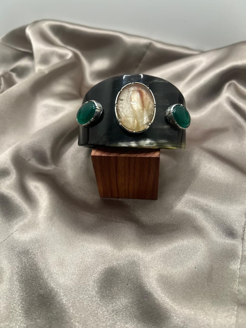Pulseira em Chifre e Prata, c/ Quartzo Centro e 1 Ágata Cabochão Verde