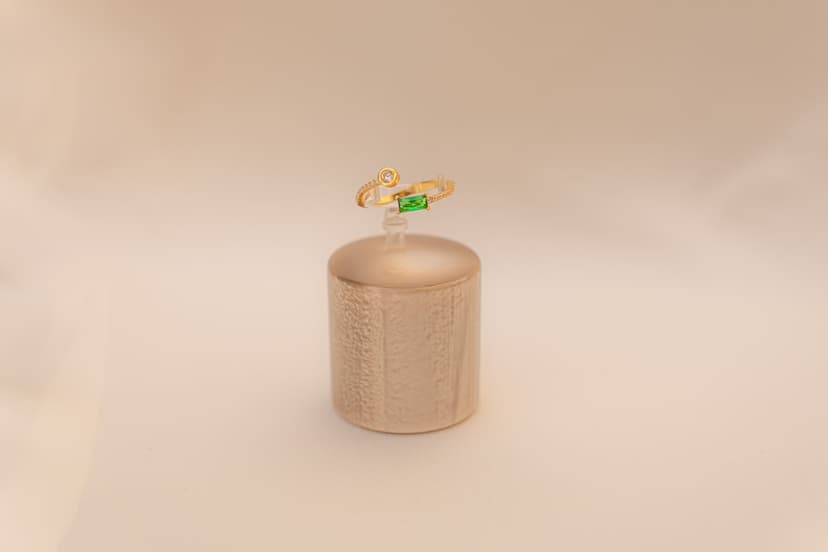 Anel Dourado c/ Pedra Verde