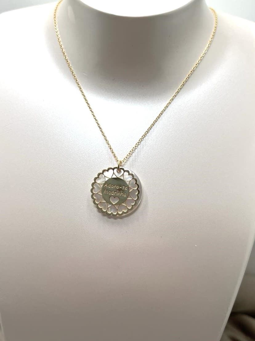 Colar para a Madrinha c/ Medalha c/ corações Medalha em Madre Perola