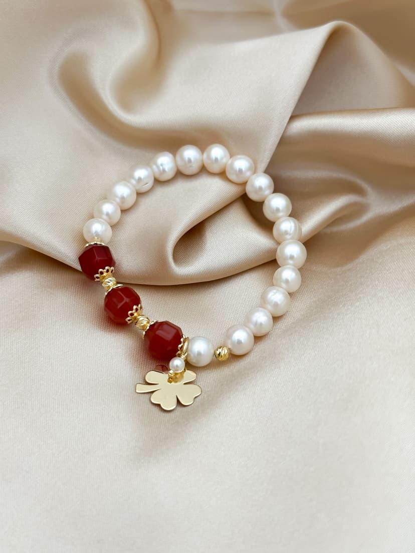Pulseira c/ Perolas e Pedras vermelhas com Trevo
