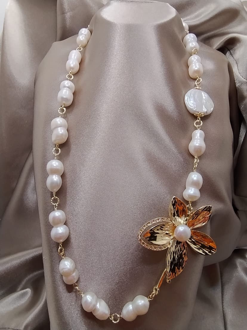 Colar de pérolas c/ flor grande