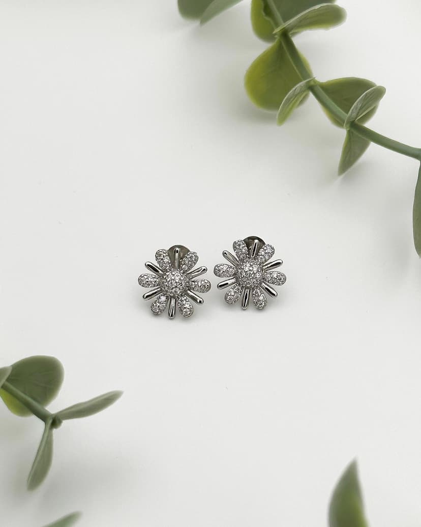 Brincos de flor com zirconias
