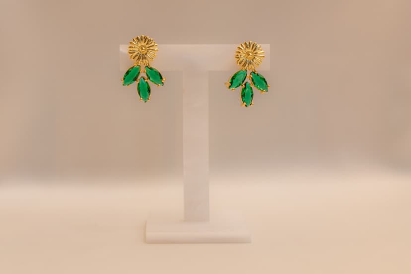 Brincos Flor c/ 3 Pedras Ovais