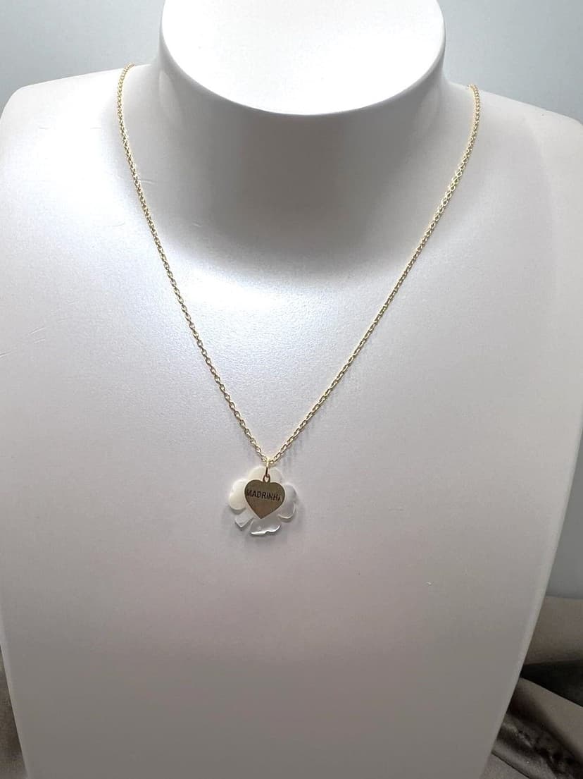 Colar para a Madrinha c/ Medalha c/ Coração e Trevo em Madre Perola
