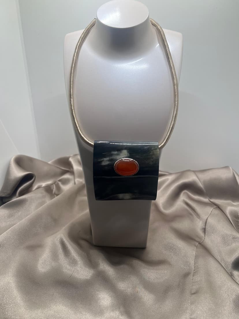 Colar c/ Centro em Chifre e Pedra Corvalina Oval em Cabochão