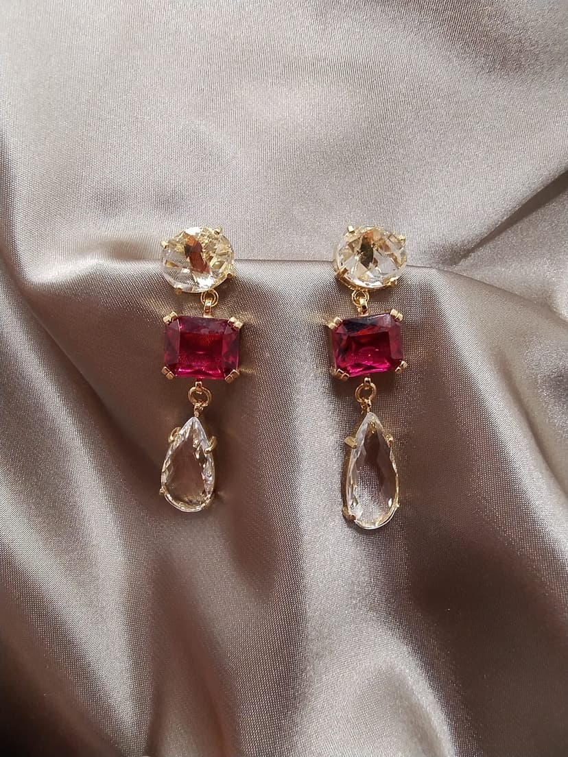 Brincos c/ Pedra Oval Cristal, Pedra Fucsia Retangular e Pedra Gota Cristal