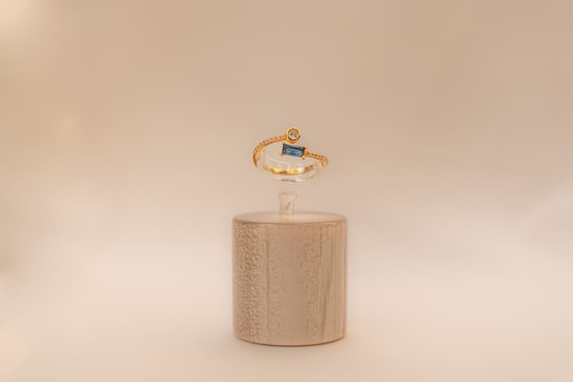 Anel Dourado c/ Pedra Azul